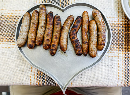Heart-shaped platter with Nuernberger sausages