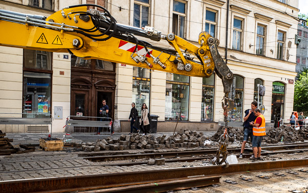 DPP tramway maintenance, Prague: Installing track