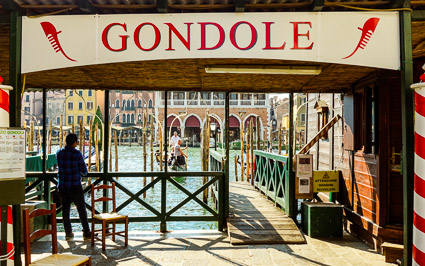 Giglio traghetto and gondola pier