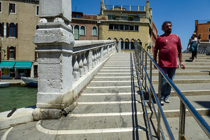 Ponte delle Guglie with half-steps for wheelchairs and carts